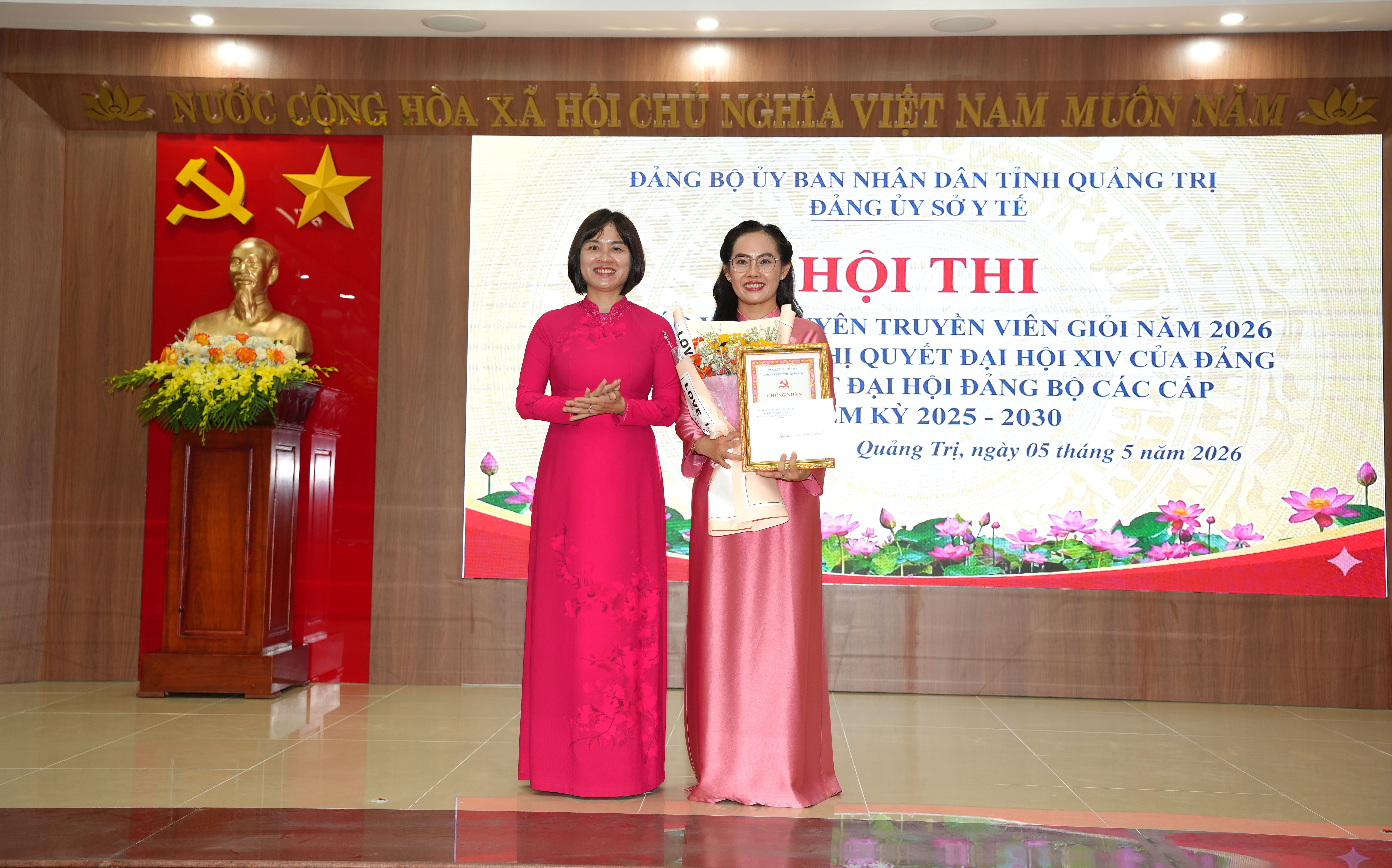 Đồng_chí_Diệp_Thị_Minh_Quyết_Bí_thư_Đảng_ủy_Giám_đốc_Sở_Y_tế_Trưởng_Ban_Tổ_chức_hội_thi_trao_giải_nhất_cho_thí_sinh_Lê_Thị_Vân_Anh_Chi_bộ_Chi_cục_Dân_số_-_Kế_hoạch_hóa_gia_đình.JPG