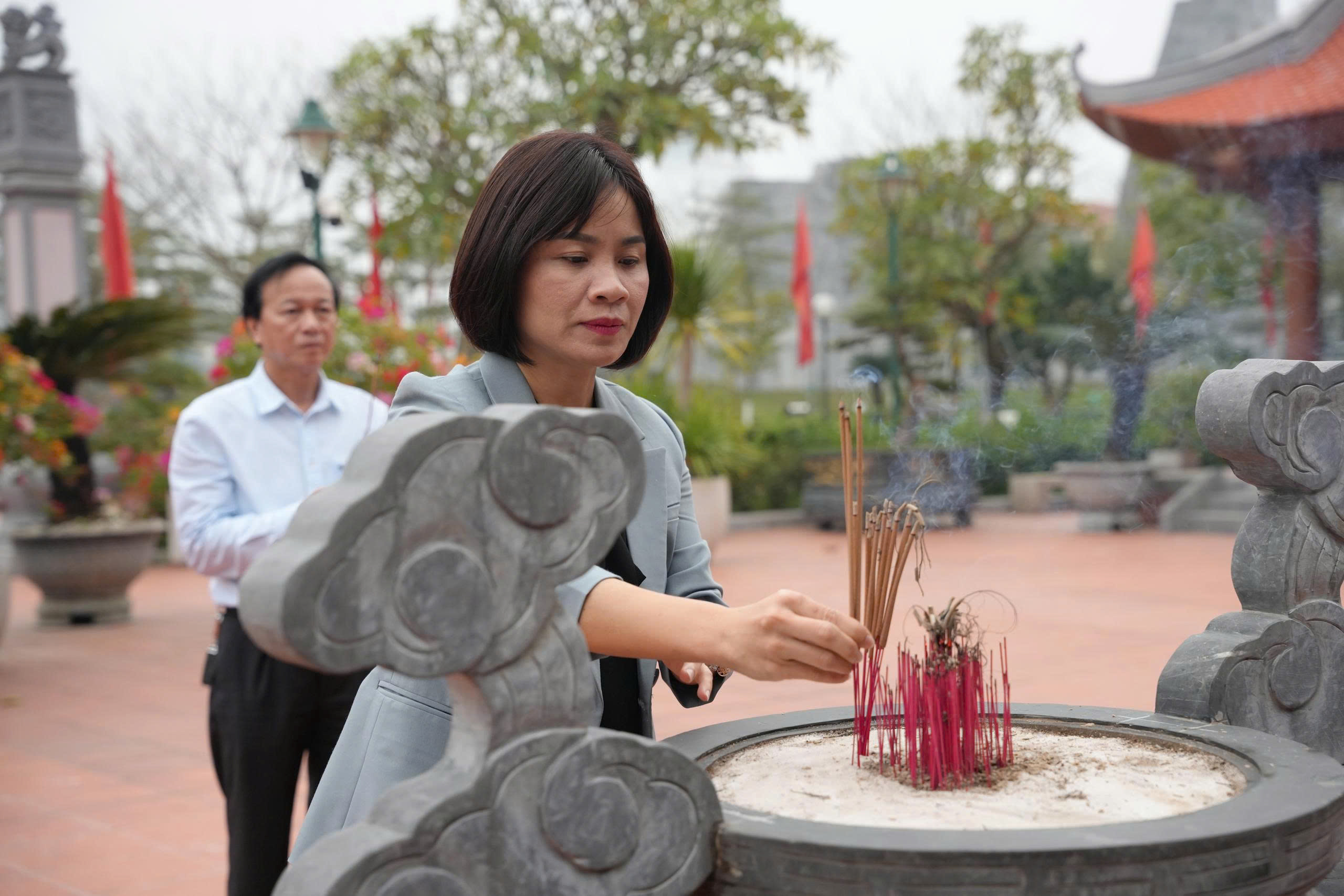 Đồng_chí_Diệp_Thị_Minh_Quyết_Giám_đốc_Sở_Y_tế_tỉnh_Quảng_Trị_thắp_hương_tại_đền_thờ_Chủ_tịch_Hồ_Chí_Minh_và_các_anh_hùng_liệt_sỹ_tỉnh_Quảng_Trị.jpg